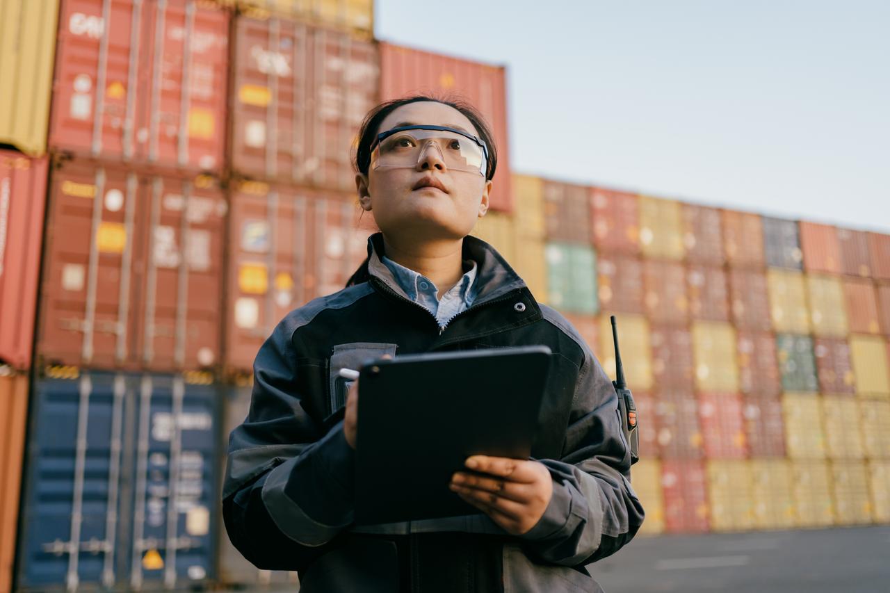 Container dockers are inspecting containers