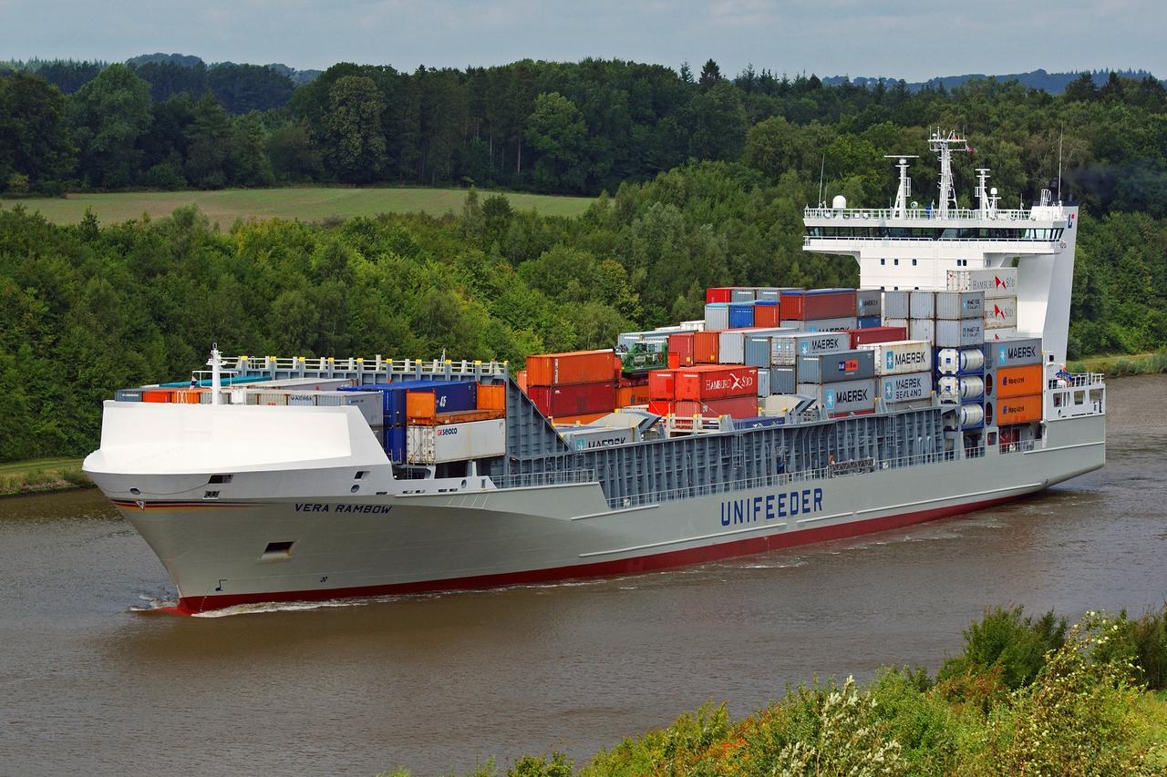 Containers on unifeeder vessel